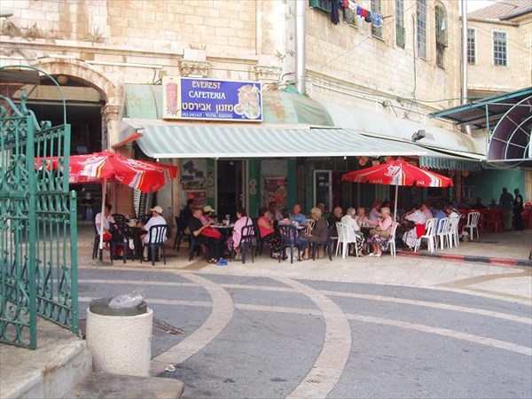 017-Иерусалим-кафетерий на площади с фонтаном